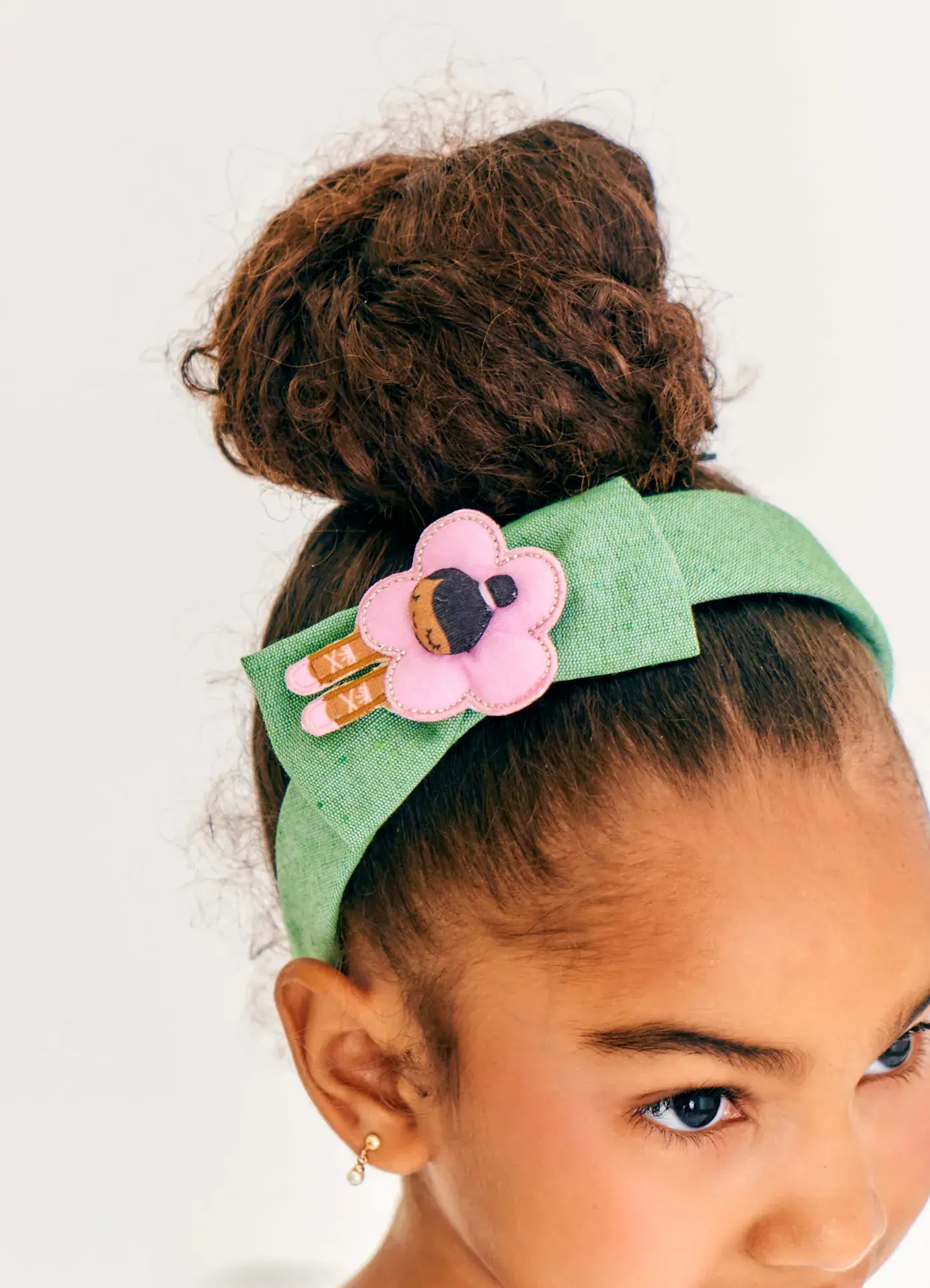 ARCO DANCANDO ENTRE FLORES VERDE U