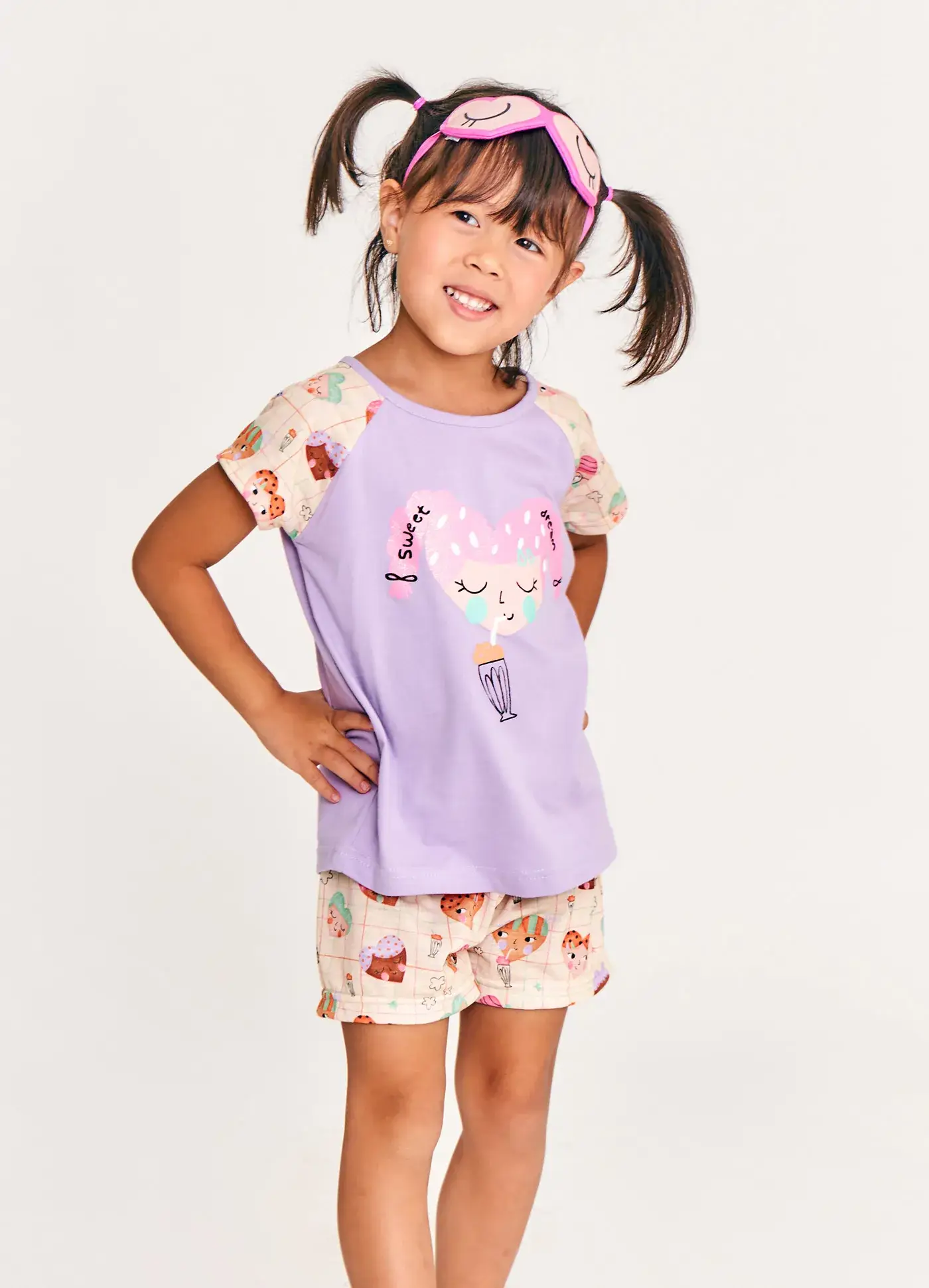 CONJ PIJAMA COM TAPA OLHO PARA DESCANSO TEMA DOCE CORACAO CORES OFF WHITE E ROXO BB