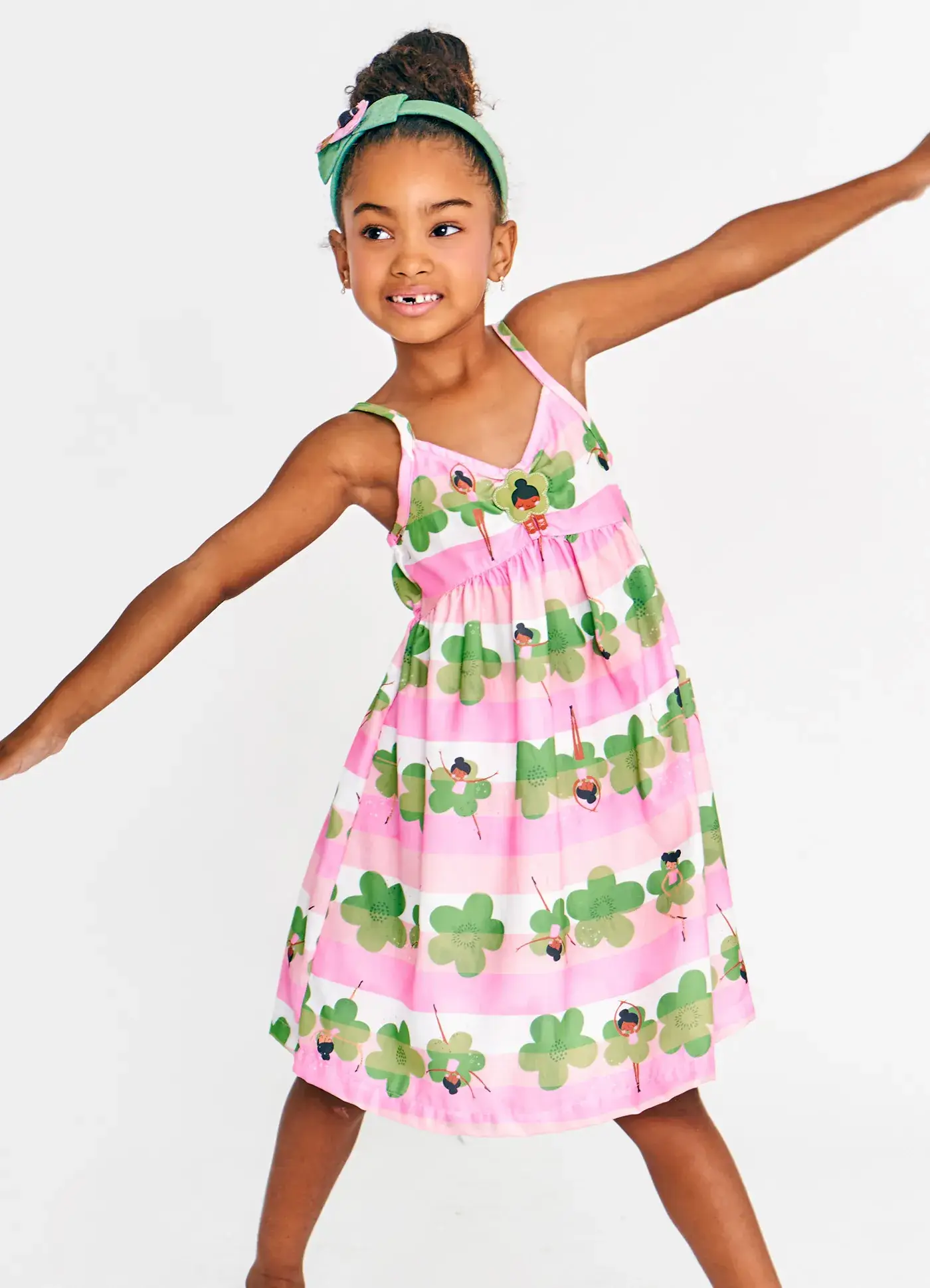 VESTIDO DANCANDO ENTRE FLORES ROSA E BRANCO 2