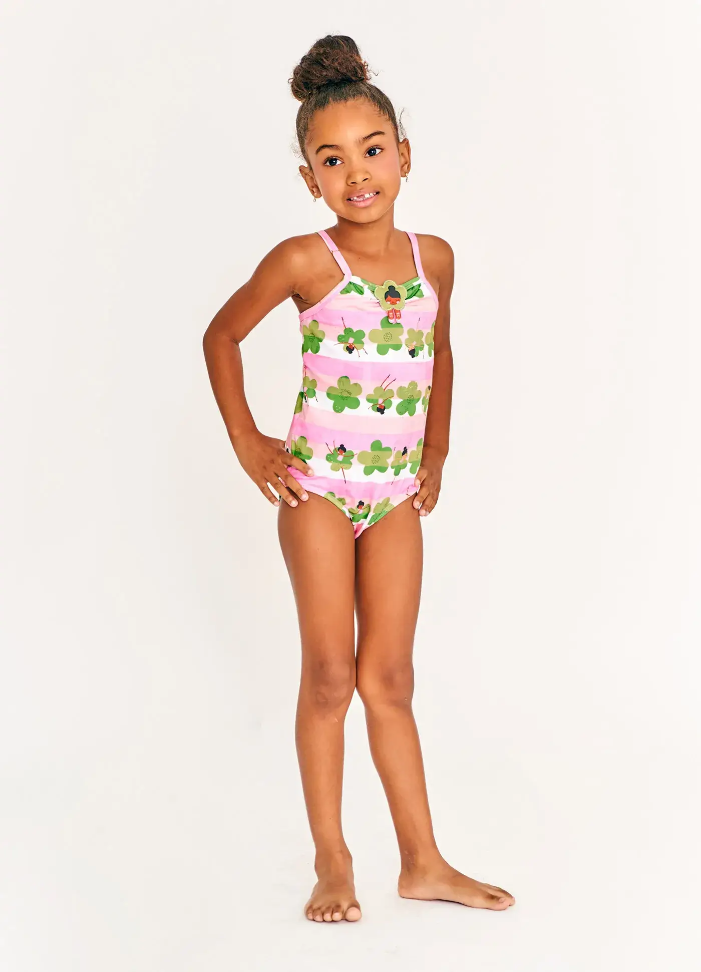 MAIO DANCANDO ENTRE FLORES ROSA E BRANCO M