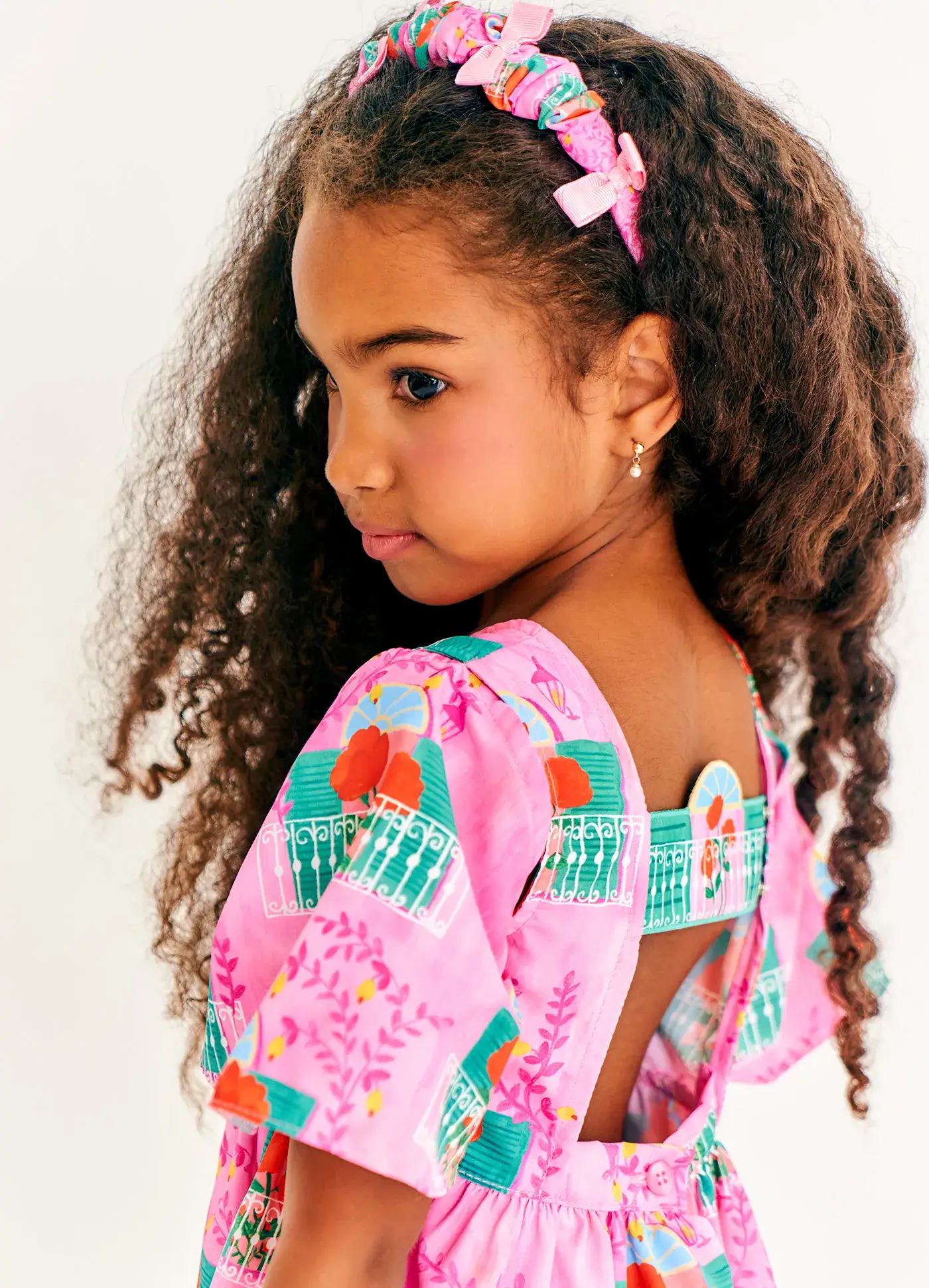 ARCO FLORES NA JANELA