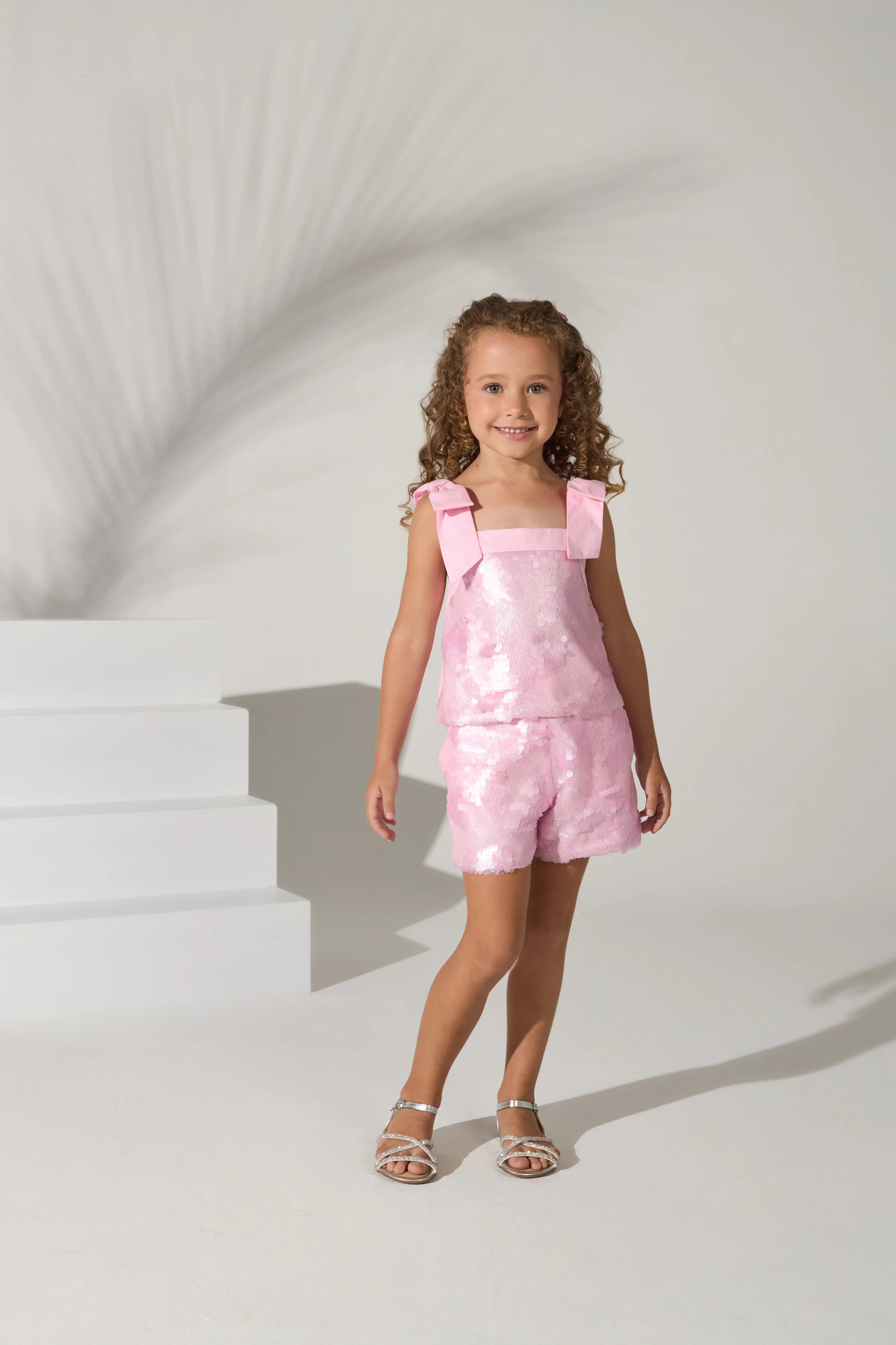 CONJ. BLUSA E SHORT COM APLICAÇÕES EM PAETE 