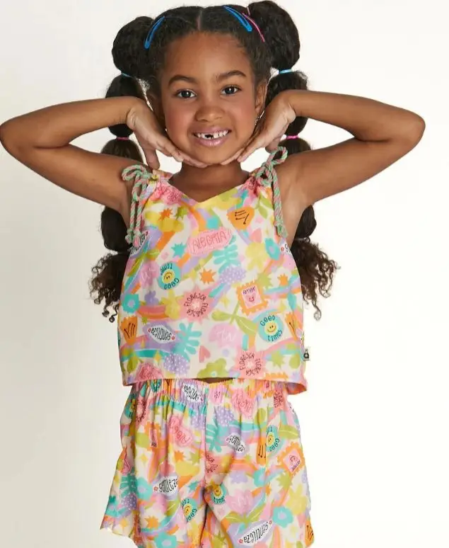 CONJ BATA E SHORT ALPHABETO ESTAMPADO CORES PREDOMINANTES ROSA E OFF WHITE 