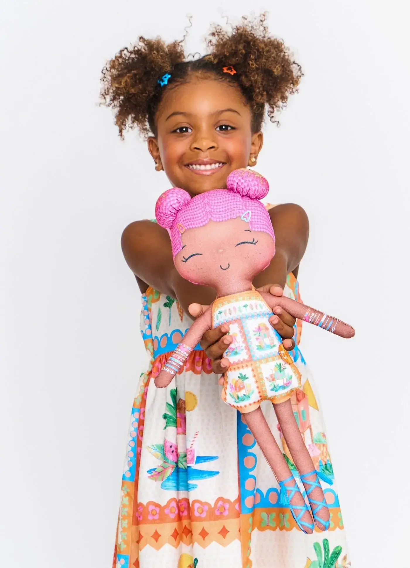 BONECA ALPHABETO DELICIAS DE VERAO COR OFF WHITE E LARANJA 