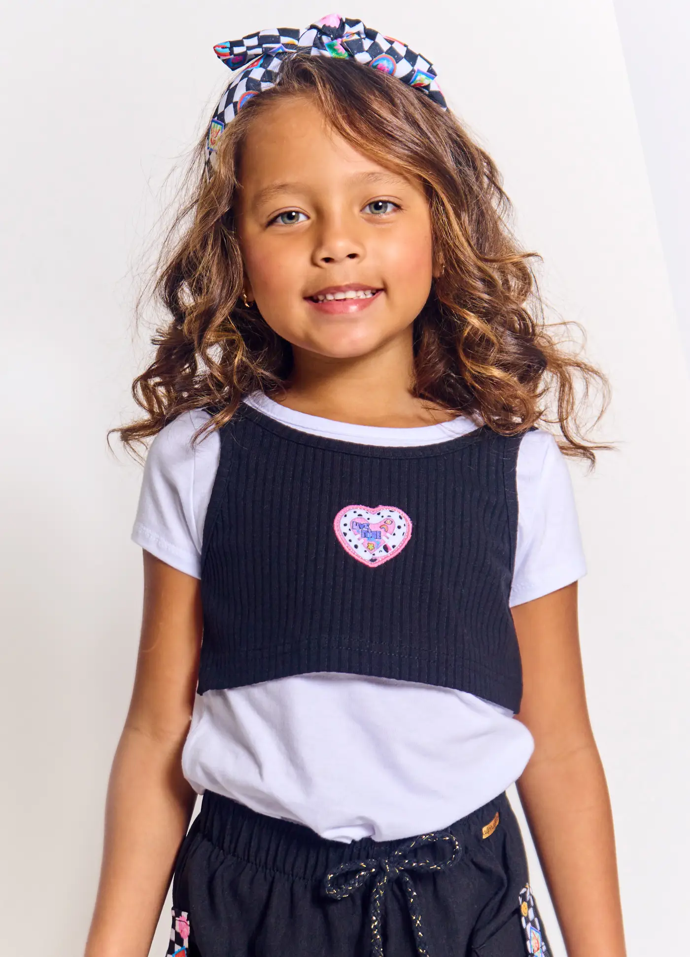 BLUSA MANGA CURTA ALPHABETO CORES BRANCO E PRETO