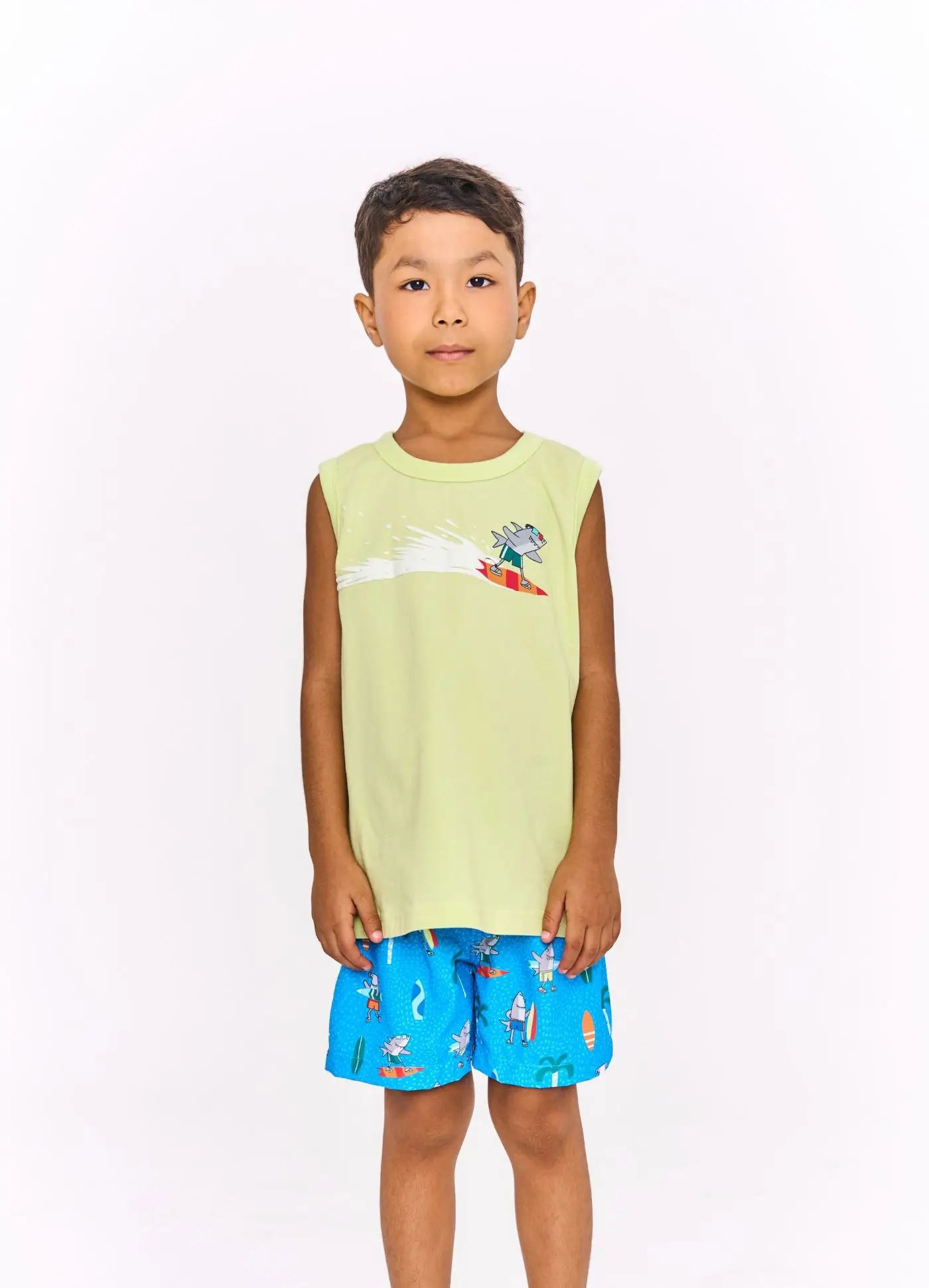 CONJ. REGATA E SHORT - TUBARAO COR: REGATA AMARELO CITRUS E  SHORT AZUL