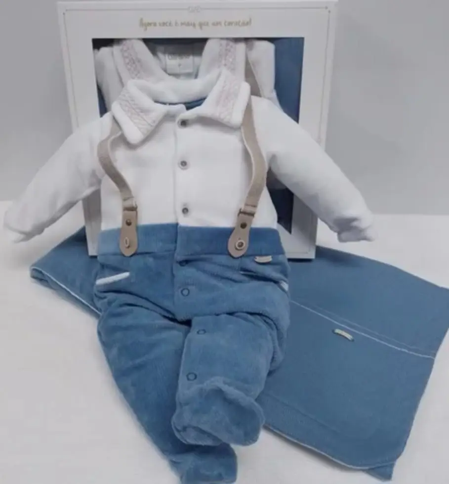 Miniatura KIT COM MACACAO E MANTA PARAISO PLUSH COM GOLA BORDADA E SUSPENSORIO COR AZUL E BRANCO 3