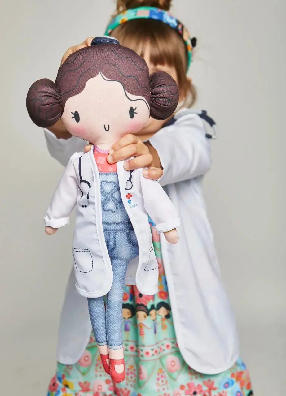 Miniatura BONECA ALPHABETO DRA. ROSINHA CORES BRANCO E JEANS 1